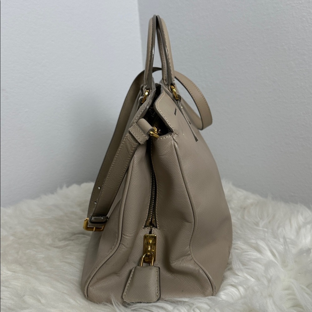 💯Authentic Prada tote Beige Leather bag🍀 - Picture 4 of 17